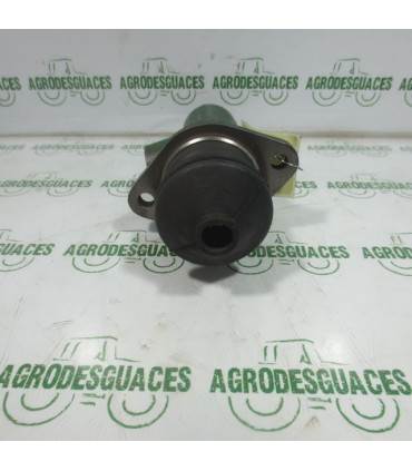 Bomba de embrague usada Massey Ferguson 1613986M4