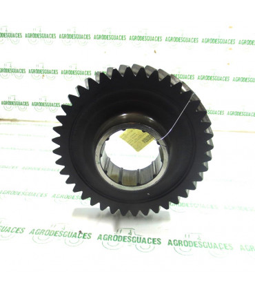 Piñón estriado T40 usado Massey Ferguson 3618998M4